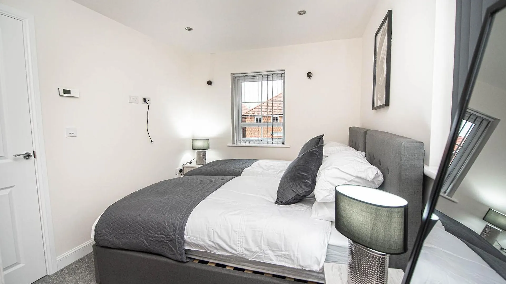 Solid Mirror Modern Riverside Home, Doncaster Apartament